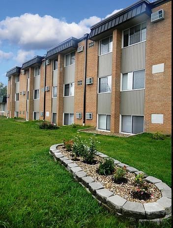 Ashburn Court Apartments: 506 S Graham Ave, Carbondale, IL 62901